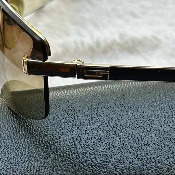 Gucci Italy GG1796S 3YGYT Rimless Sunglasses EUC Gold Frames  display picture 3
